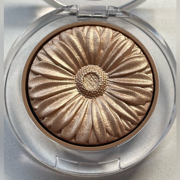 Clinique • Cheek Pop Highlighter in Gold Celebration Pop - Picture 6 of 8